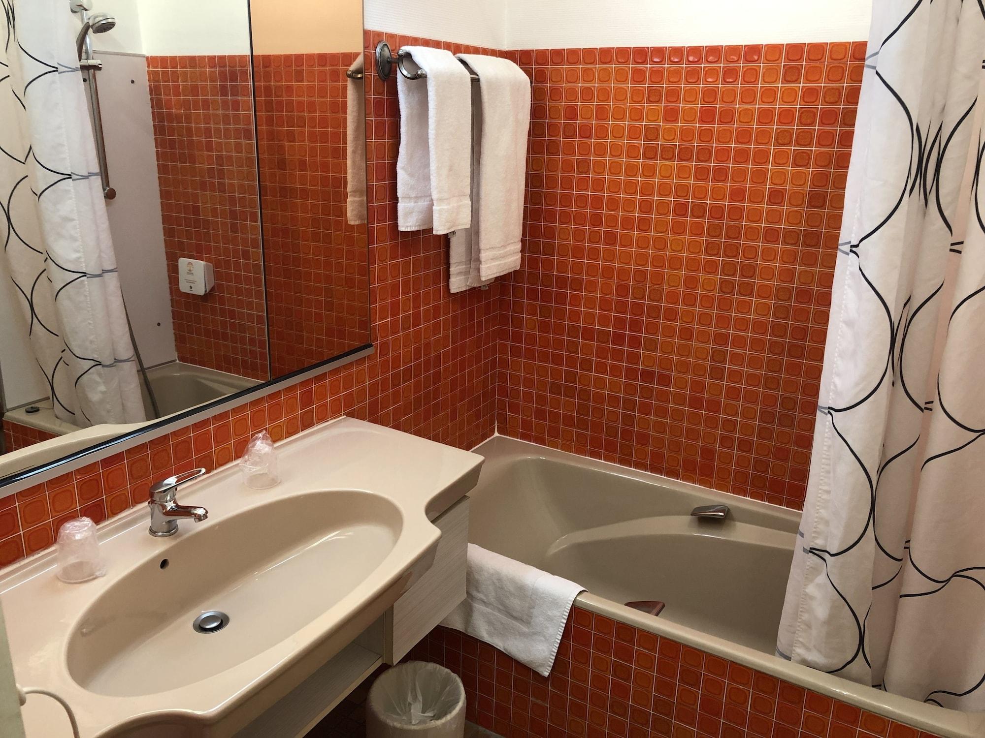 Adonis Lyon Est Hotel Artys Saint-Priest-en-Jarez Bagian luar foto