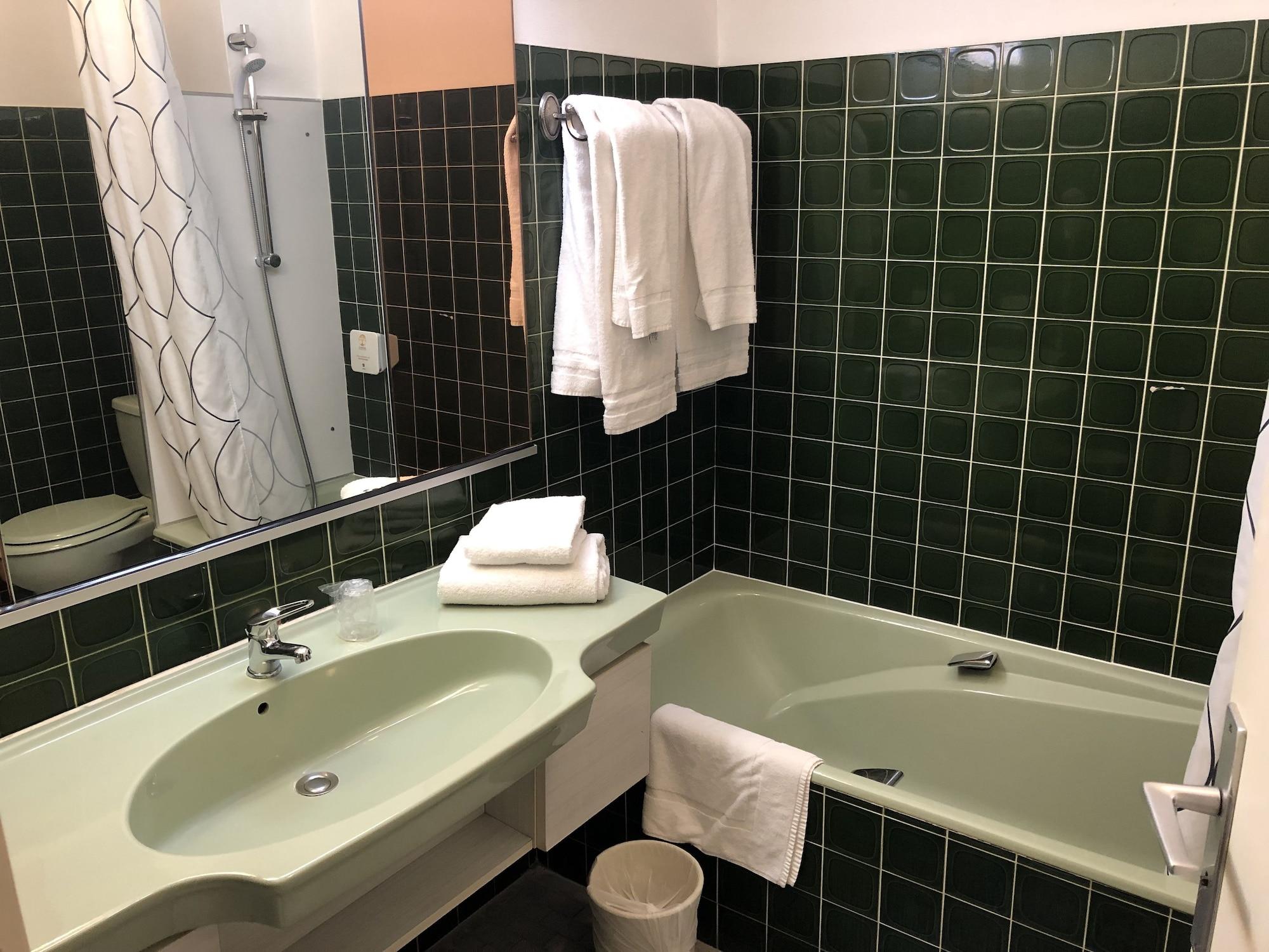 Adonis Lyon Est Hotel Artys Saint-Priest-en-Jarez Bagian luar foto