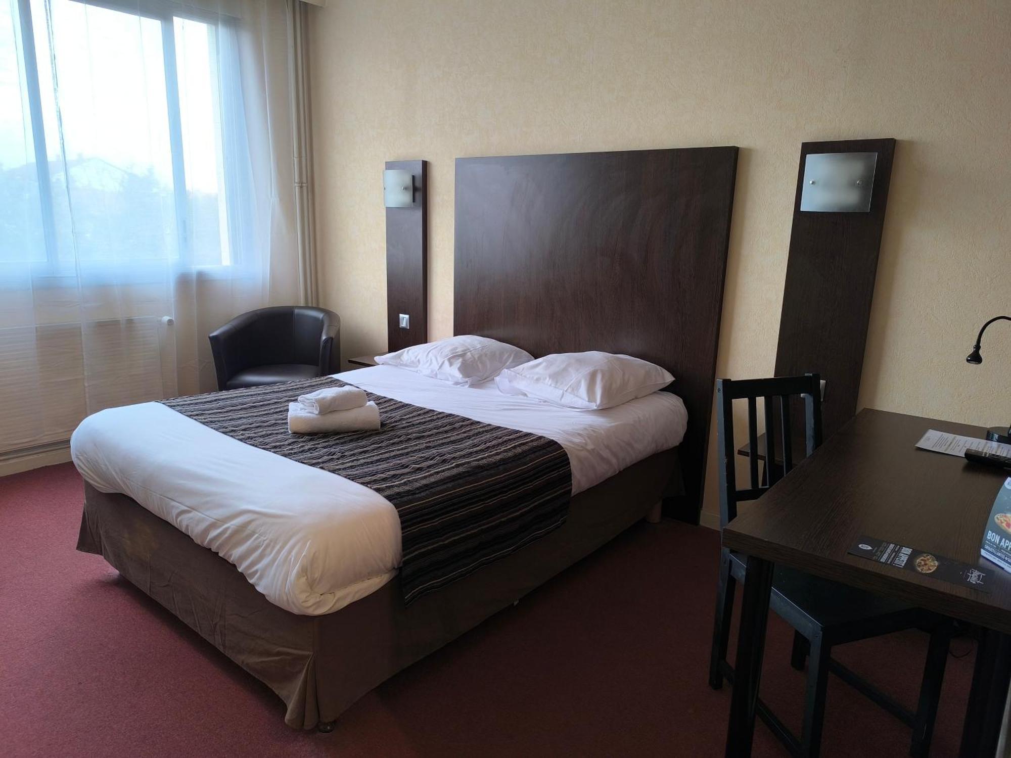 Adonis Lyon Est Hotel Artys Saint-Priest-en-Jarez Bagian luar foto
