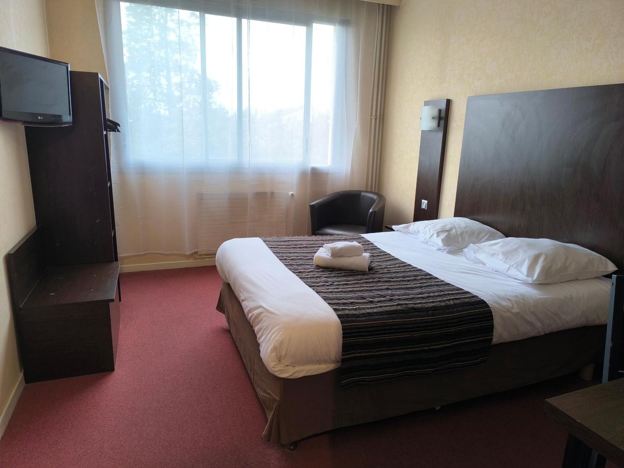 Adonis Lyon Est Hotel Artys Saint-Priest-en-Jarez Bagian luar foto