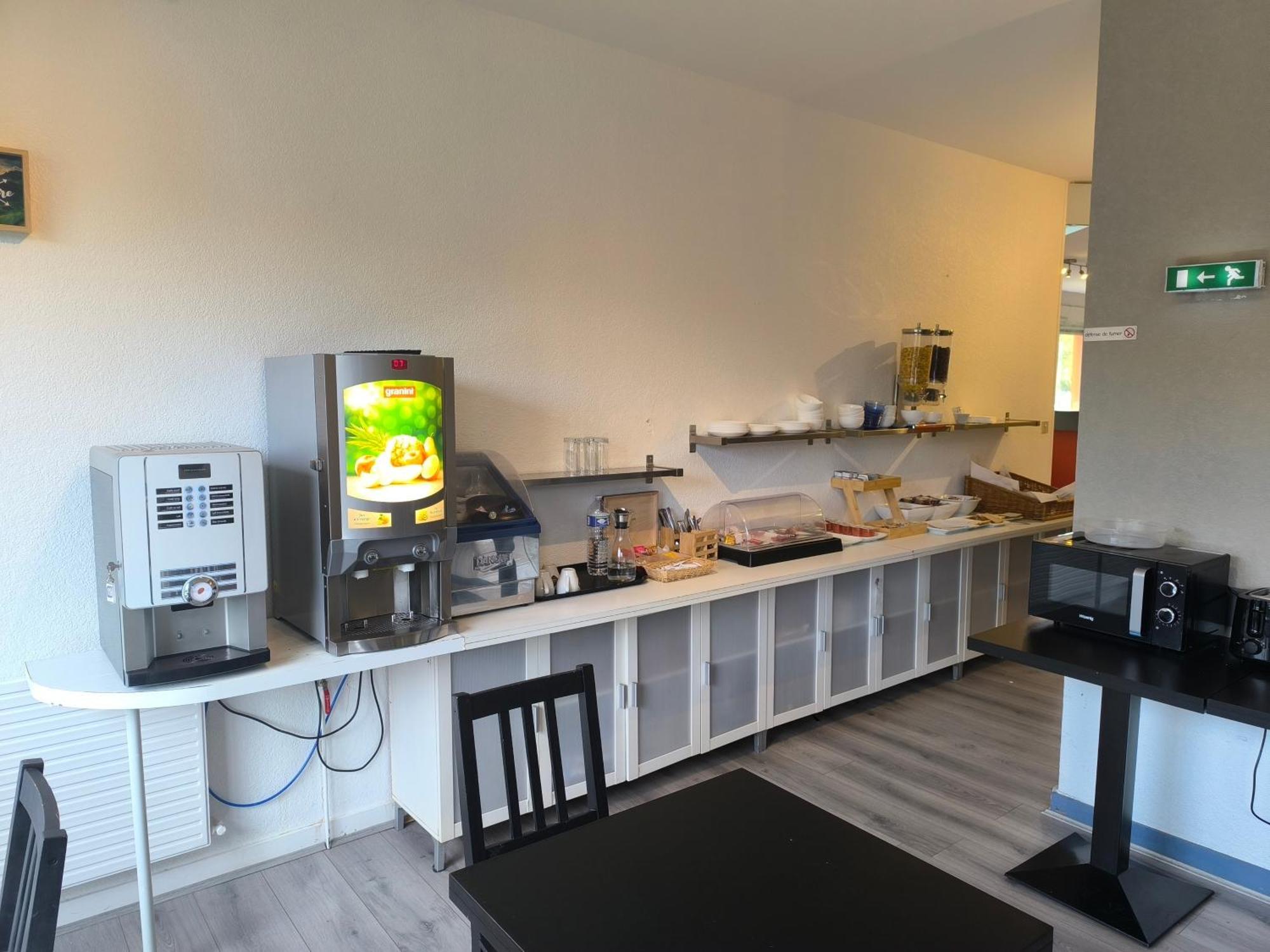 Adonis Lyon Est Hotel Artys Saint-Priest-en-Jarez Bagian luar foto