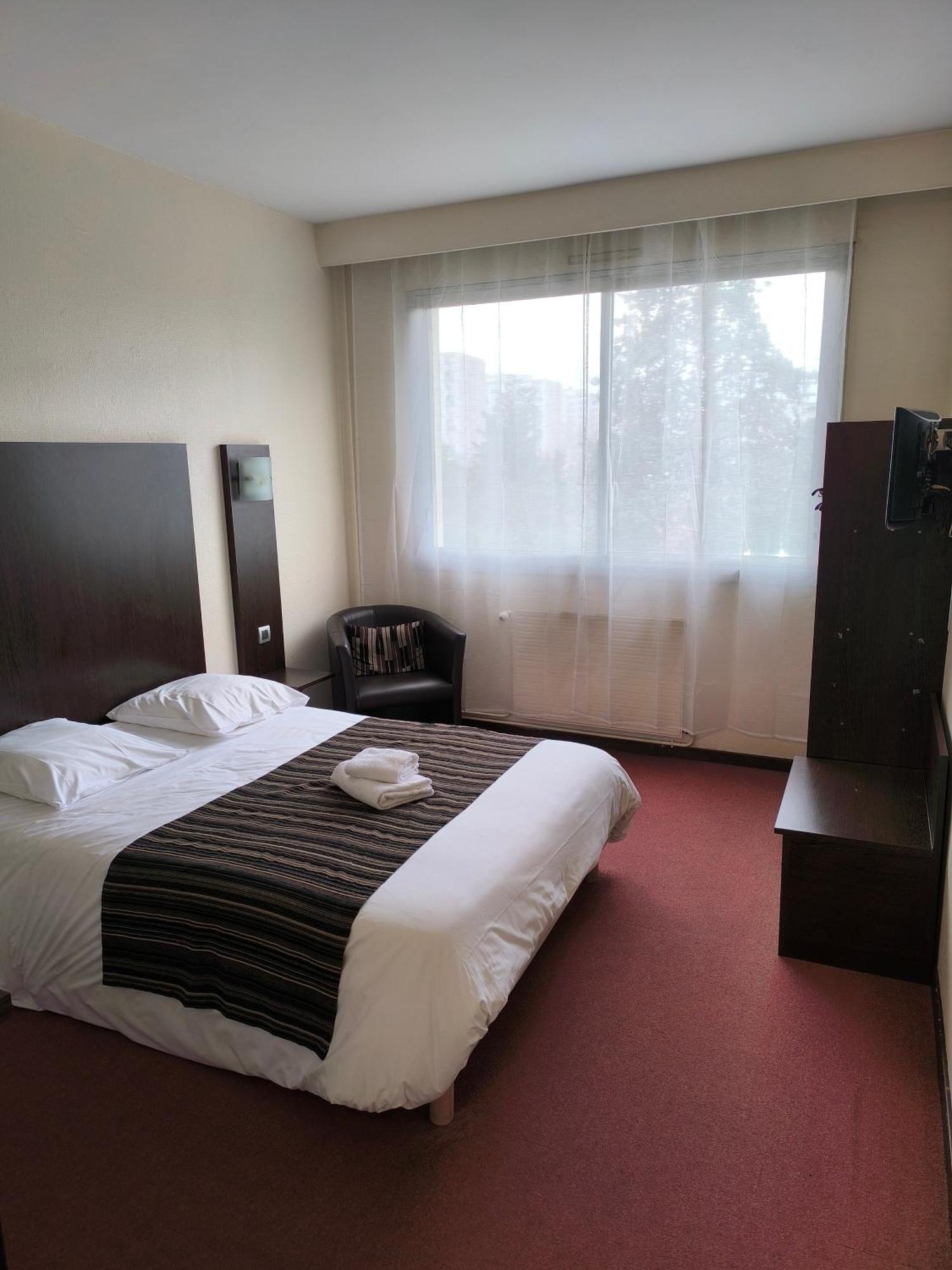 Adonis Lyon Est Hotel Artys Saint-Priest-en-Jarez Bagian luar foto