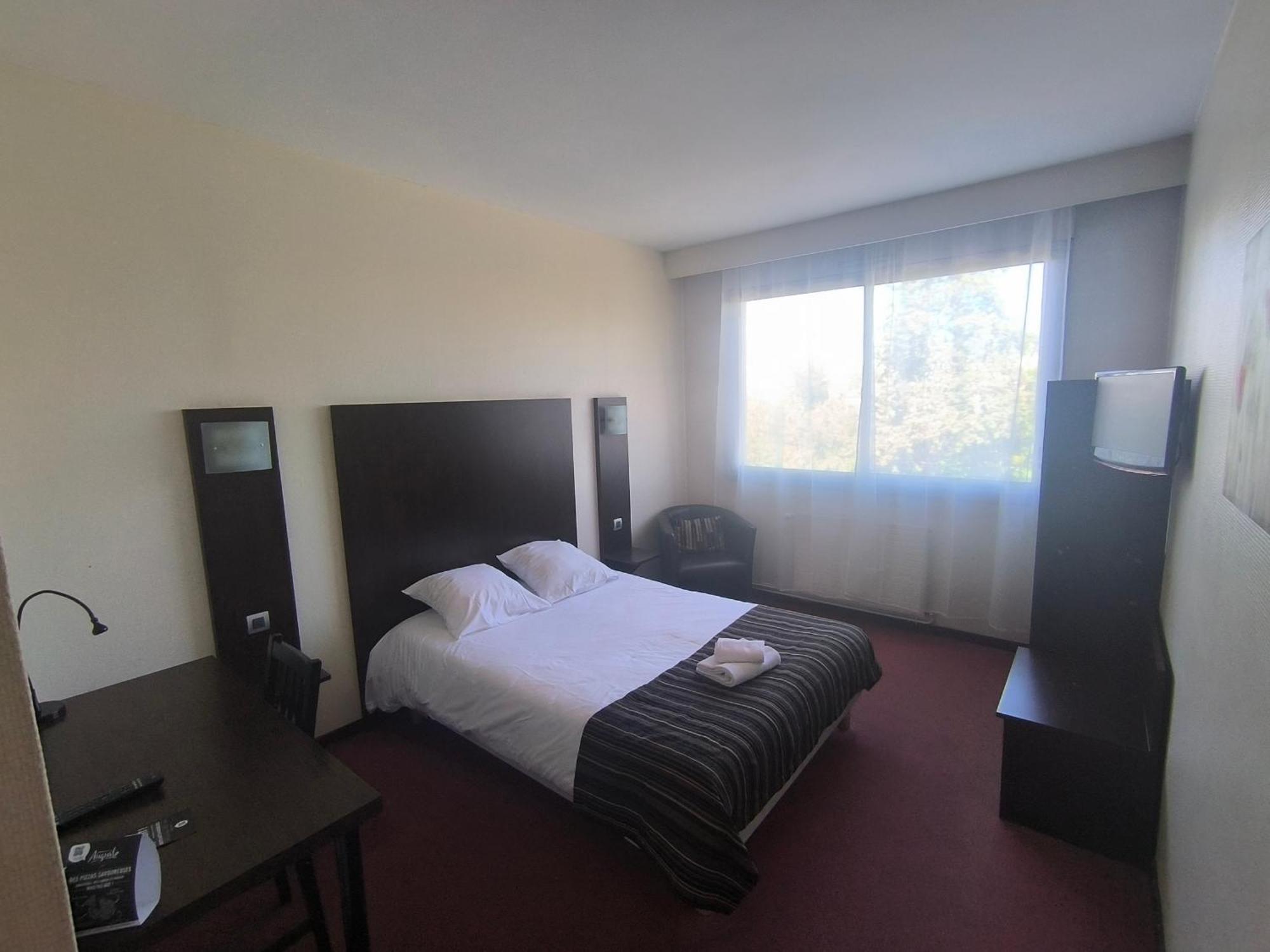 Adonis Lyon Est Hotel Artys Saint-Priest-en-Jarez Bagian luar foto