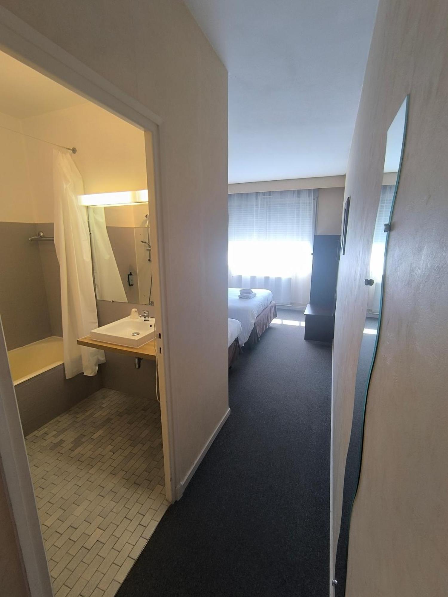 Adonis Lyon Est Hotel Artys Saint-Priest-en-Jarez Bagian luar foto