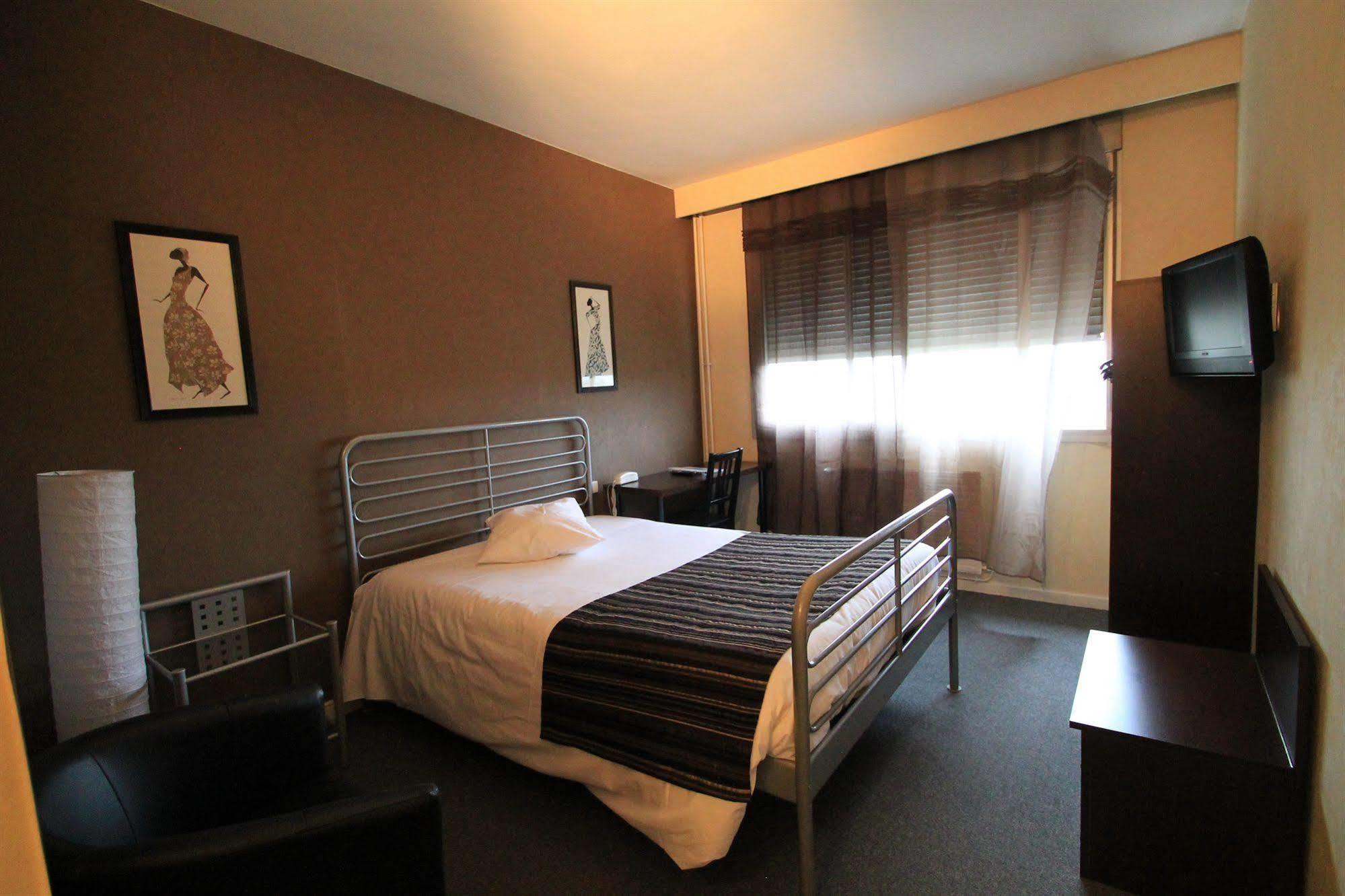 Adonis Lyon Est Hotel Artys Saint-Priest-en-Jarez Bagian luar foto