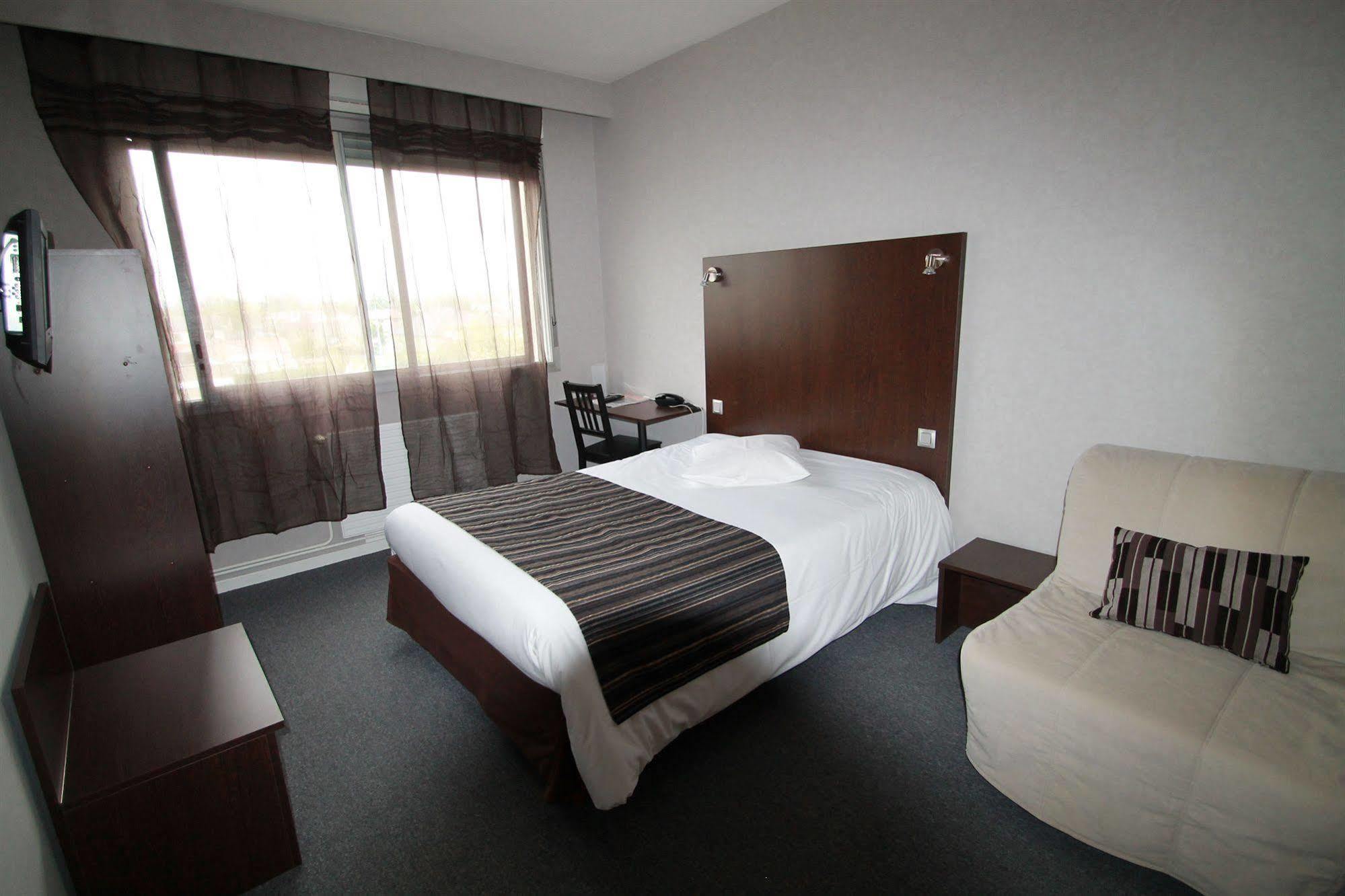 Adonis Lyon Est Hotel Artys Saint-Priest-en-Jarez Bagian luar foto
